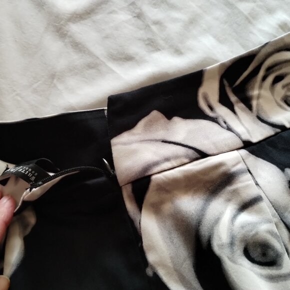WHITE HOUSE BLACK MARKET Black & White ROSE Print Full PLEATED Skirt Sz 8 - Picture 4 of 6